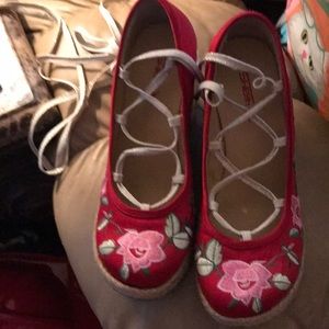 🤍 Embroidered red lace up shoes